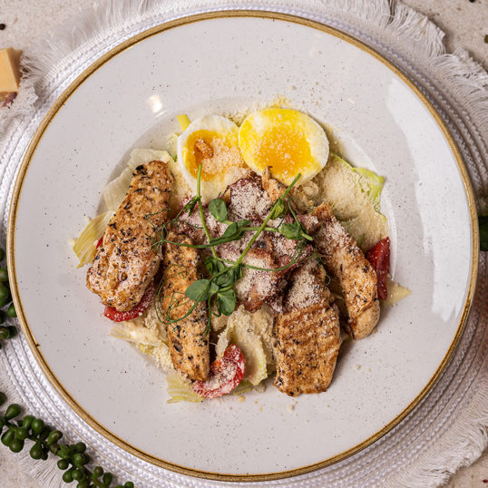 Цезар з куркою і яйцем