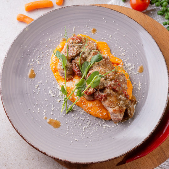 Медальйони зі свинини під соусом з білих грибів та пюре з моркви