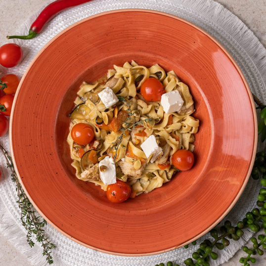 Паста з куркою та печеними овочами