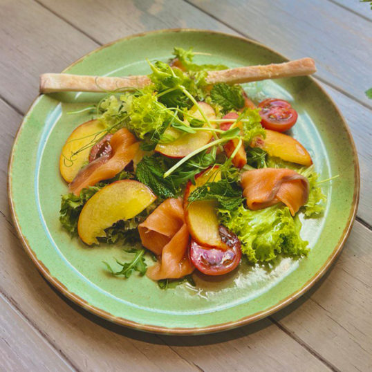 Салат з лососем, перстиком та крем соусом з горгонзоли