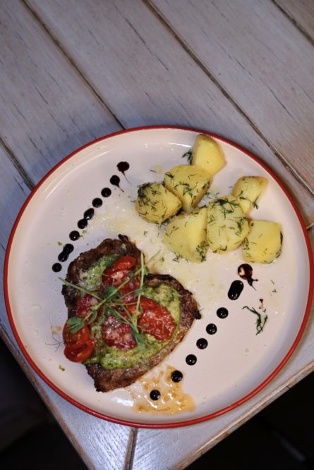 Стейк зі свинини з соусом чімічурі та картоплею