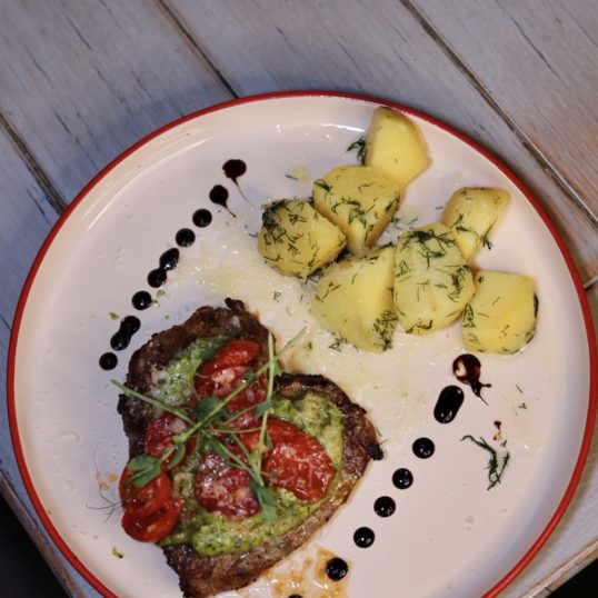 Стейк зі свинини з соусом чімічурі та картоплею