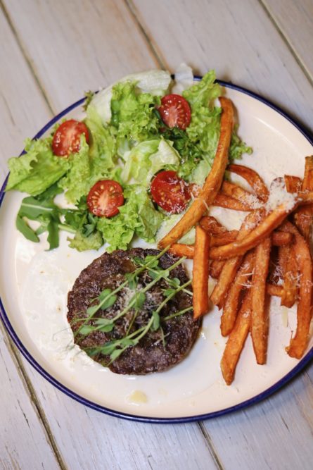 Біфштекс з соусом з Горгонзоли, бататом фрі та салатом