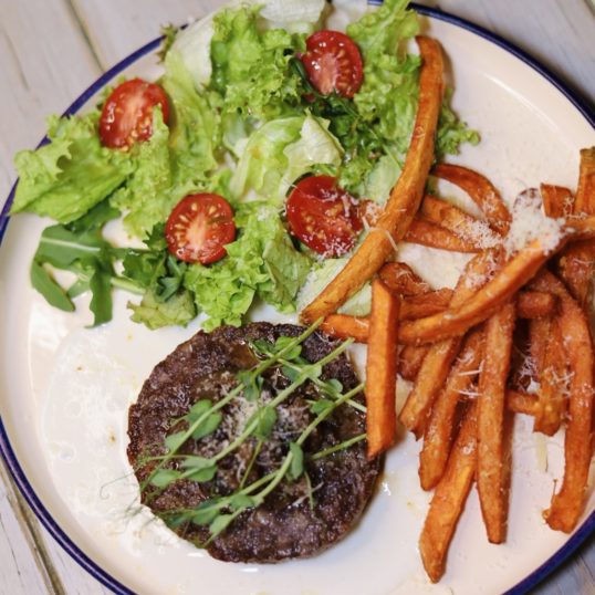 Біфштекс з соусом з Горгонзоли, бататом фрі та салатом