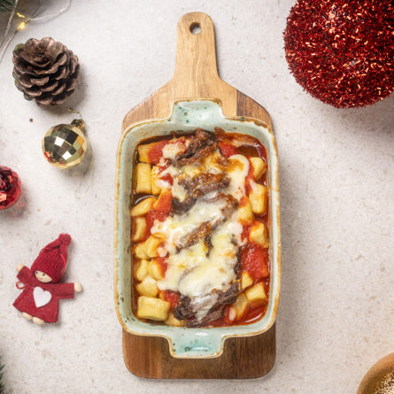 Картопляні ньокі, запечені з яловичиною в соусі з томатів