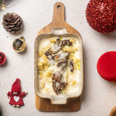 Картопляні ньокі, запечені з яловичиною у вершковому соусі