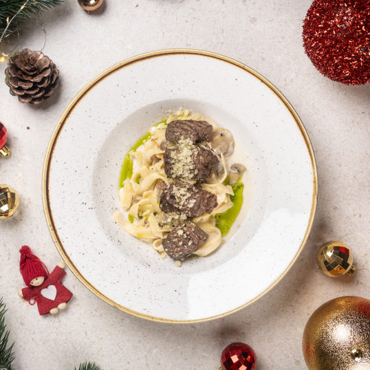 Паста в грибному соусі з яловичиною гриль